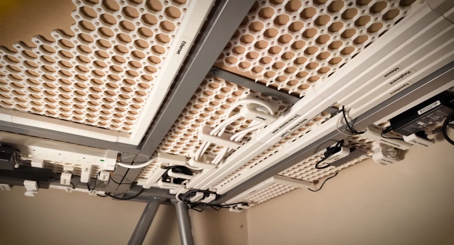 3d printed useful gadgets_3d printed underware cable management